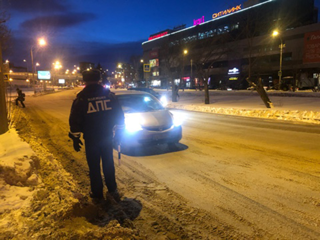 Сотрудники ГИБДД Екатеринбурга задержали несовершеннолетнего ехавшего за рулем каршерингового автомобиля
