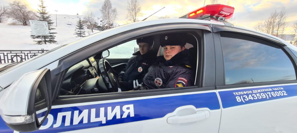 Полицейские Нижнего Тагила помогли семейной паре из Магнитогорска, у которой на трассе сломалась машина   