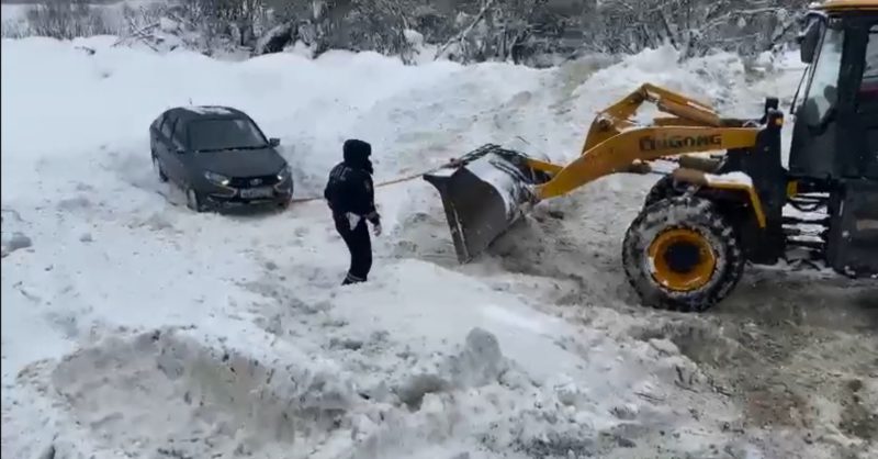 На федеральной трассе инспекторы Свердловской ГИБДД оказали помощь водителю «Лады», оказавшейся в снежном плену