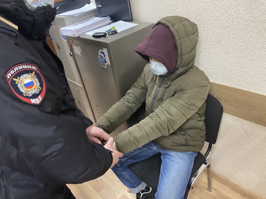 Заплатите и внук не сядет в тюрьму. В Екатеринбурге задержан аферист, собиравший дань со стариков за якобы ДТП с родными