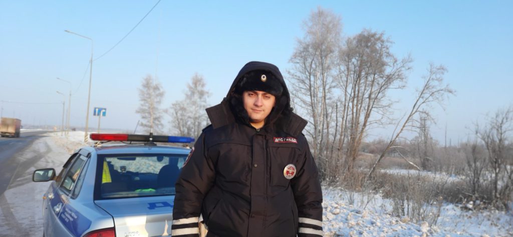 На федеральной трассе инспекторы Свердловской ГИБДД оказали помощь водителю «Лады», оказавшейся в снежном плену