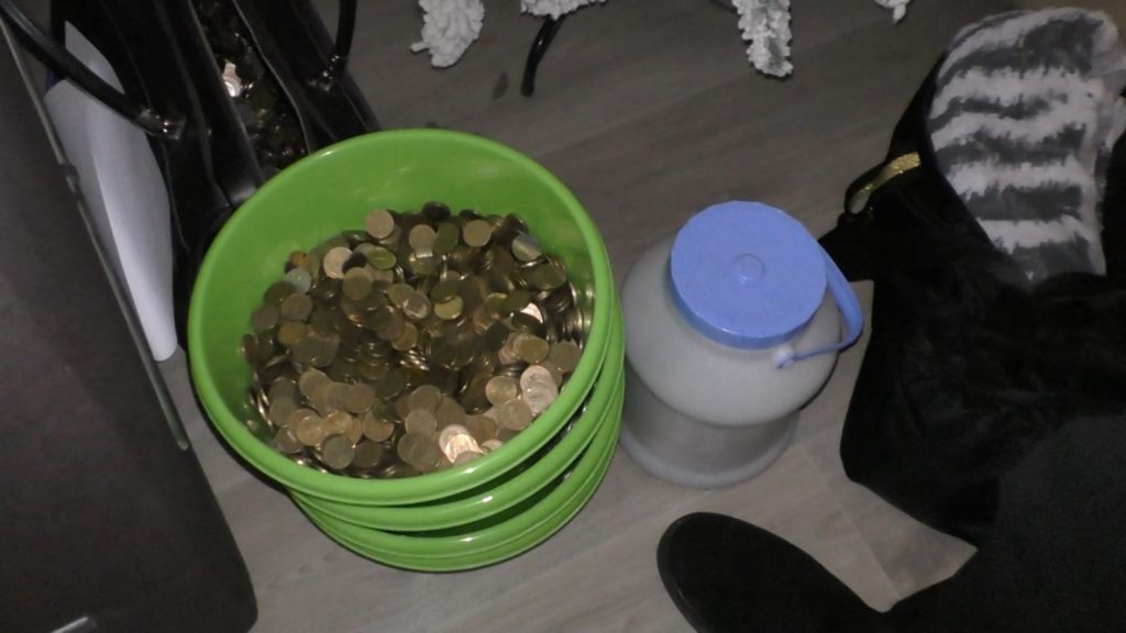 Полиция Нижнего Тагила задержала наркодилера с поддельным удостоверением МВД и тремя ведрами монет