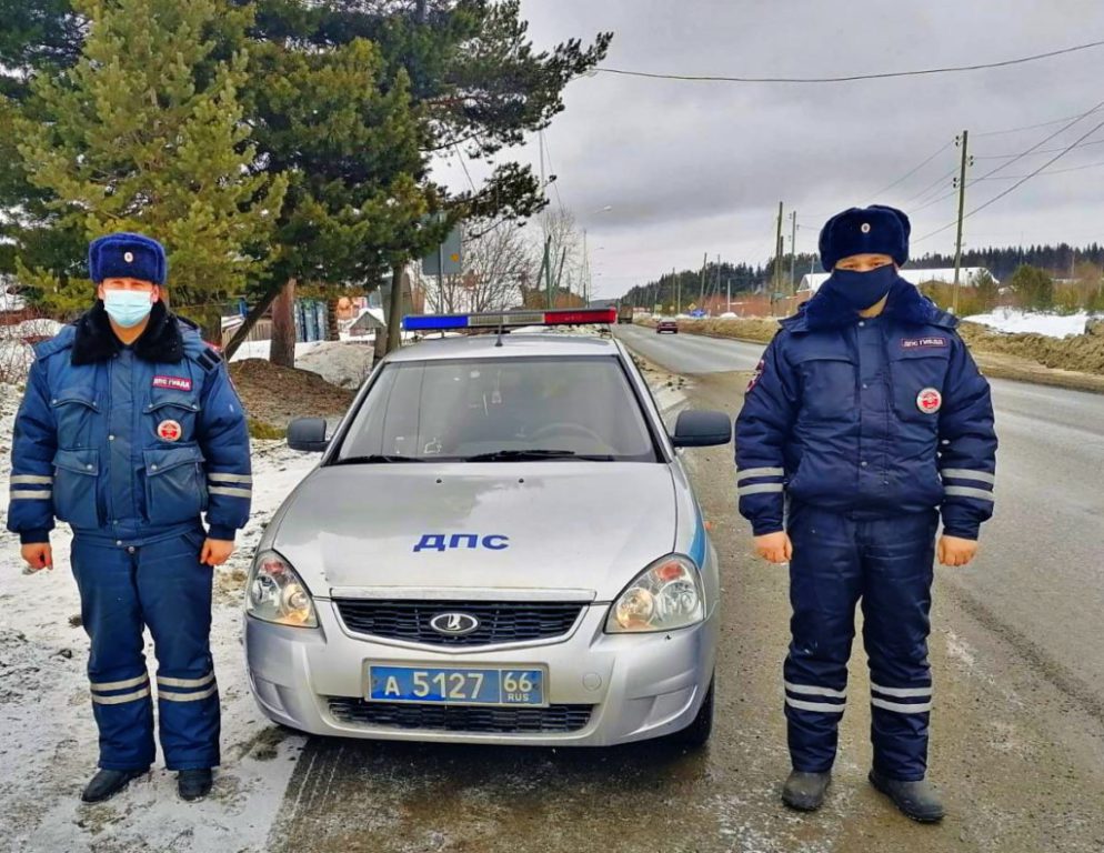 Свердловские полицейские помогли замерзающим на дороге североуральцам