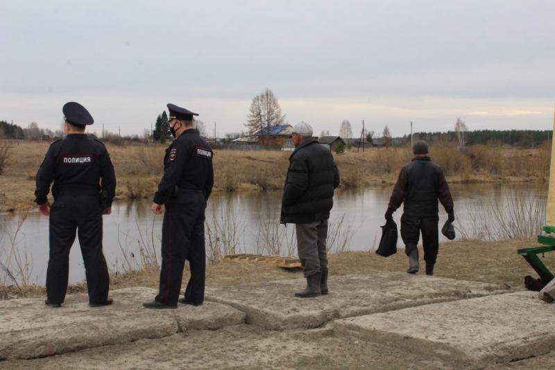 Свердловская полиция и спасатели ищут сплавлявшихся по реке пропавших  туристов