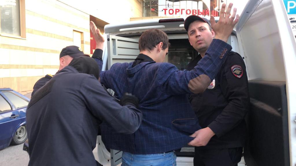 В Екатеринбурге полиция провела ночные облавы в барах и кальянных