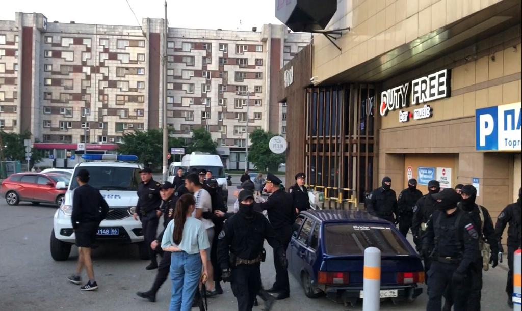 В Екатеринбурге полиция провела ночные облавы в барах и кальянных