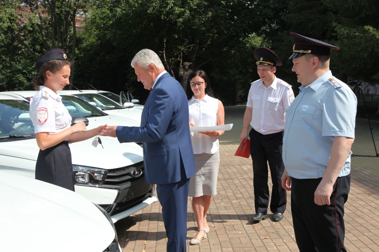 Свердловским госавтоинспекторам вручили 6 новых автомобилей