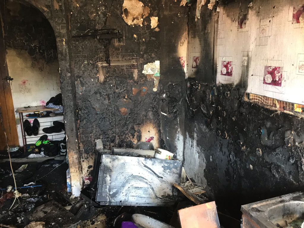 В Алапаевске наряд ГИБДД эвакуировал жильцов из горящего дома