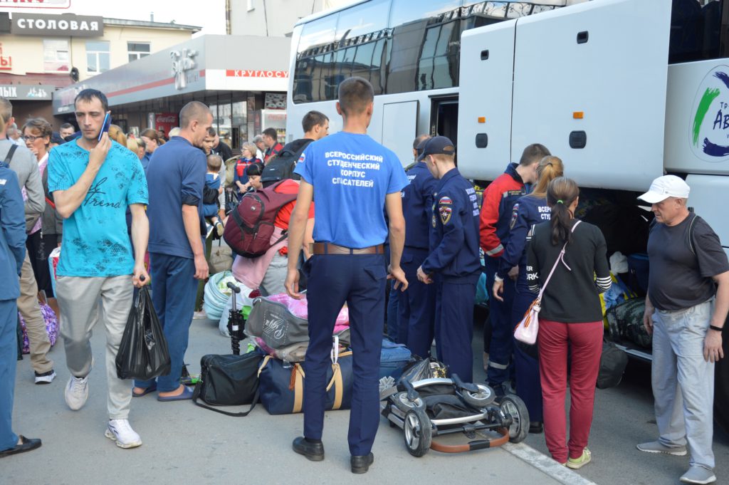 Свердловские полицейские встретили поезд с жителями ЛНР и ДНР