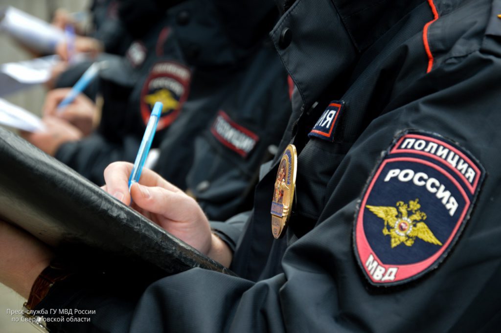 Свердловские стражи порядка устанавливают обстоятельства смерти подростка,упавшего со скалы