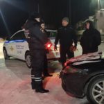 Полиция Ивделя в 30-градусный мороз спасла на трассе замерзавшую семью из ХМАО