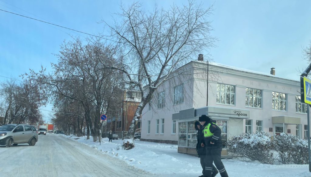 В морозную погоду госавтоинспекторы Артемовского помогли пожилому мужчине и водителю грузовика