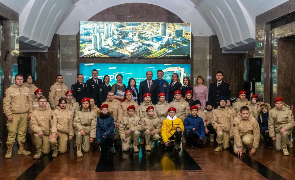Свердловская полиция готовится к Дню героев Отечества. В метро Екатеринбурга состоялись выставка и концерт
