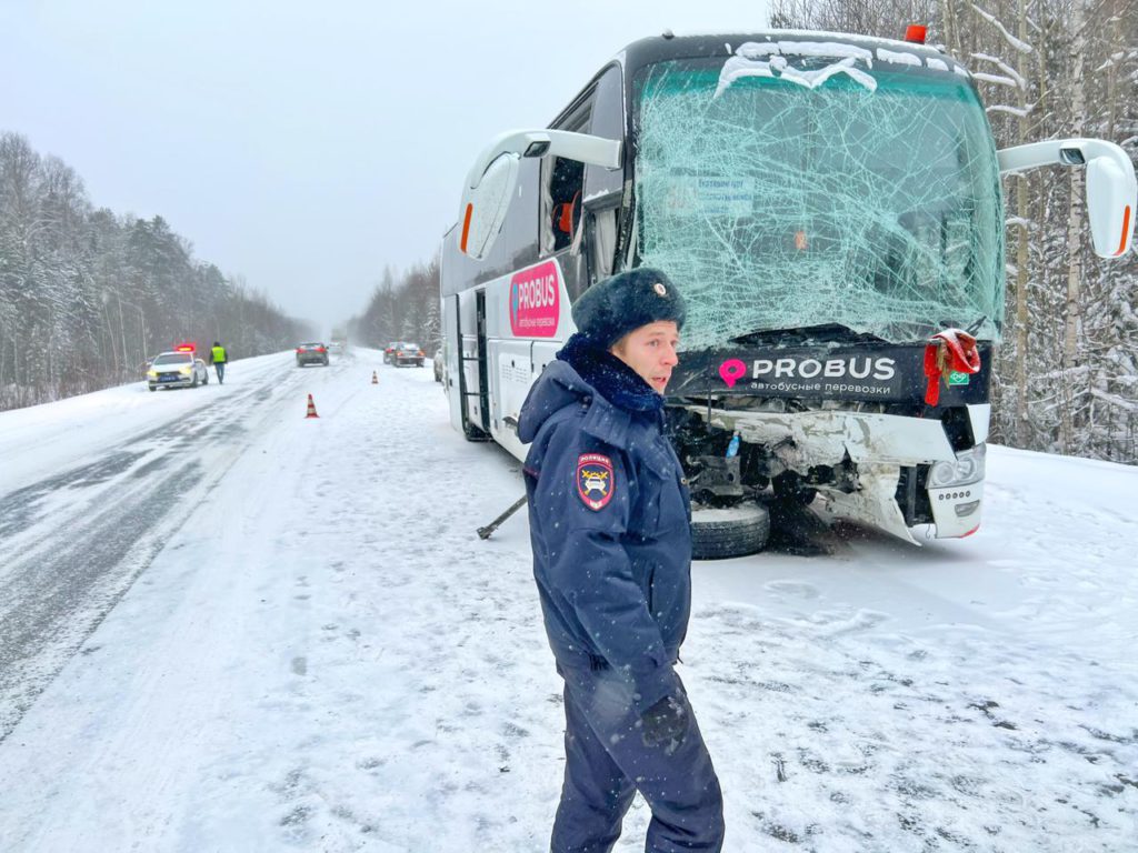 Один погиб, еще пять ранены. Свердловская полиция  устанавливает обстоятельства ДТП с участием внедорожника и автобуса