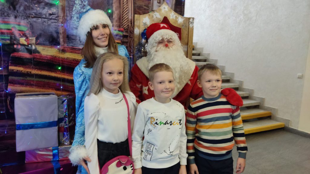 В Екатеринбурге более пятисот детей сотрудников полиции встретились с Дедом Морозом