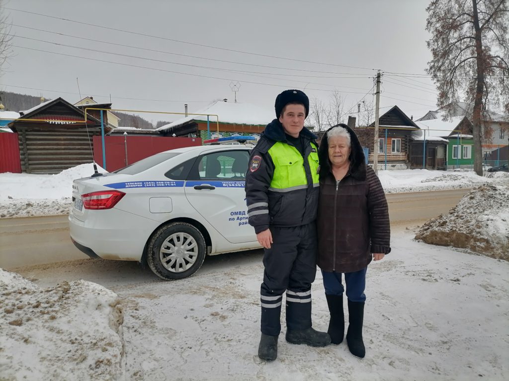 В Свердловской области полицейские Госавтоинспекции дважды спасли на пожаре людей