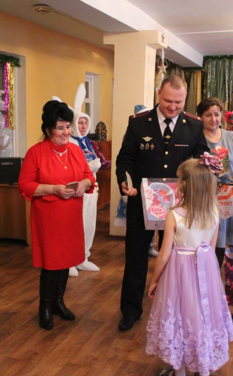 Свердловские полицейские исполнили мечту воспитанницы Тавдинского центра «Золушка»