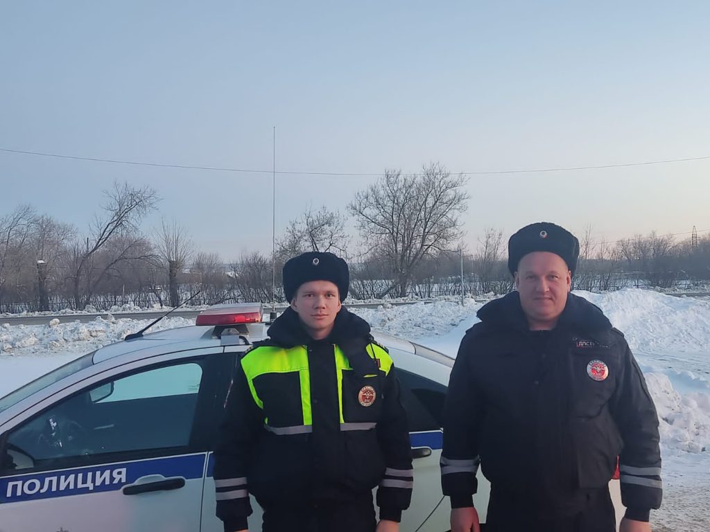 Свердловские инспекторы ДПС спасли водителя, которому стало плохо в дороге