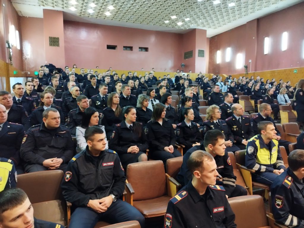 Свердловский главк МВД накануне Дня защитника отечества провел патриотическую акцию