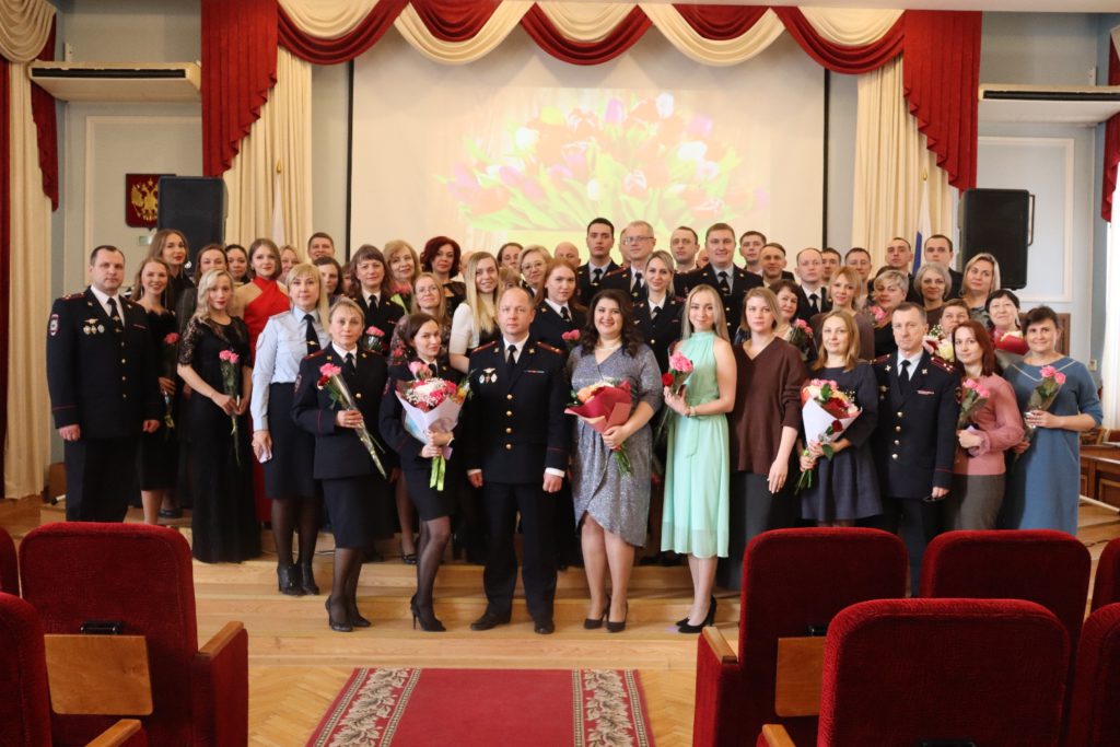 В свердловском главке МВД поздравили женщин с Международным женским днем