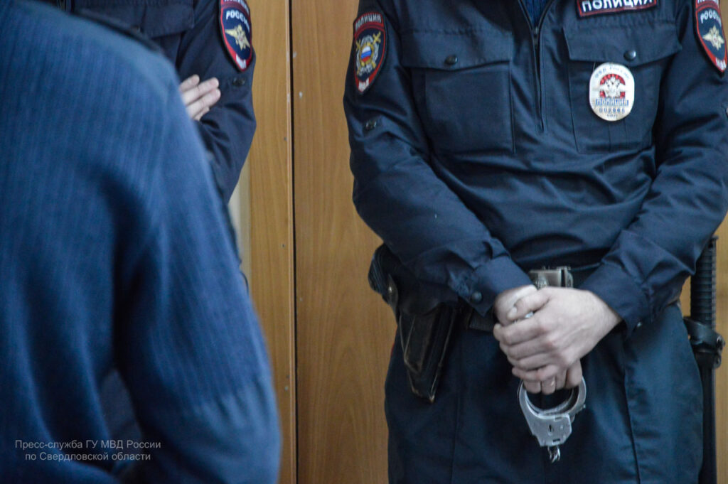 Задержанным в Екатеринбурге за оскорбление подростка с символикой СВО занялся СКР