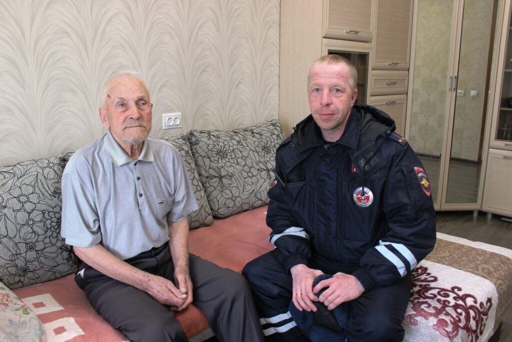В Свердловской области инспектор ДПС спас пожилого мужчину из горящего дома