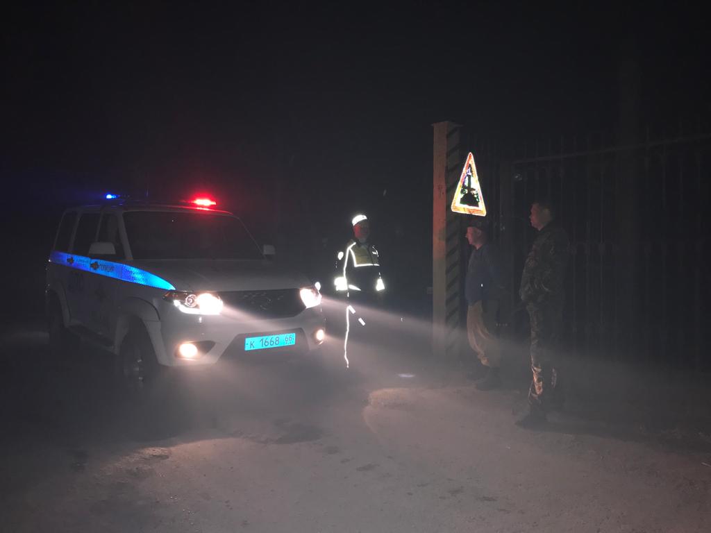 Свердловская полиция перекрыла дорогу в поселке Первомайский из-за сильного пожара