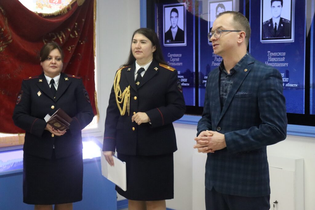 В День флага России свердловские полицейские вручили паспорта юным землякам