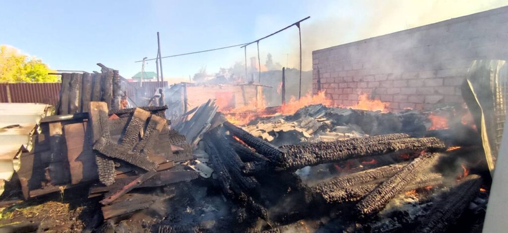 Свердловские полицейские из ГИБДД спасли из горящего дома инвалида без рук и ног