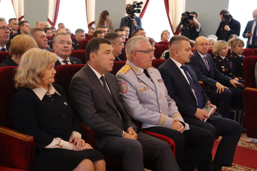 В Свердловском главке МВД 10 ноября вспомнили павших товарищей и наградили лучших сыщиков