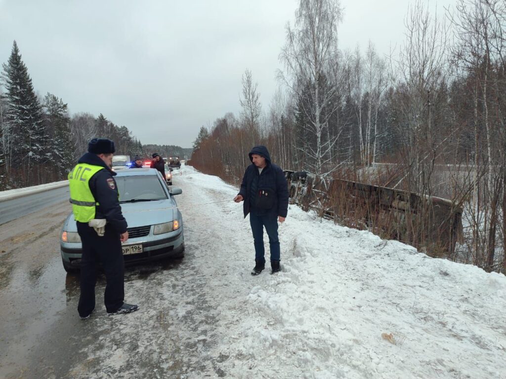 В Свердловской области автобус сообщением "аэропорт Кольцово- Нижний Тагил" с пассажирами съехал в кювет и опрокинулся. Полиция устанавливает обстоятельства ДТП.
