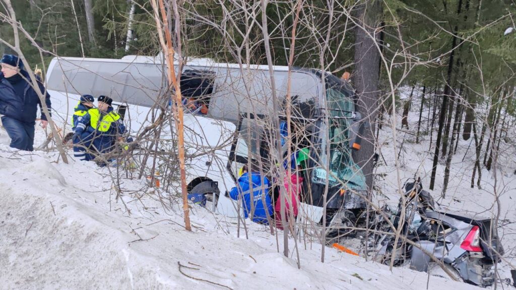 В Свердловской области в результате столкновения автобуса с детской командой хоккейной легкового автомобиля погибли четыре человека